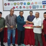 Ketua TPP menerima berkas pendaftaran bakal calon KEtua KONI Donggala, Asgaf Umar, Jumat (24/1/2025). (Foto: KONI Donggala)