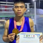 Pratu Alfred Juara menunjukkan medalinya usai menjuarai turnamen tinju amatir di Donggala, Selasa (31/12/2024). (Foto: Penrem 132/Tdl)