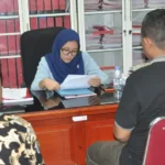 Pelimpahan tersangka dan barang bukti kasus dugaan kekerasan seksual pada anak di kantor Kejari Donggala, Kamis (20/2/2025). (Foto: Kejari Donggala)