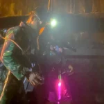 Tim penyelam Lanal Palu mengevakuasi tiga korban yang terperangkap di dalam tongkang di Desa Loli Oge, Donggala, Minggu (9/2025). (Foto: Lanal Palu)