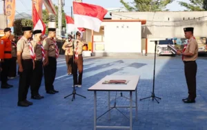Ketua Mabisaka SAR, Muh Rizal (kanan) melantik dan mengukuhkan Pengurus Saka SAR Wilayah 1 Kwarcab Kota Palu, Sigi, dan Donggala di halaman kantor Basarnas Palu, Sabtu (15/3/2025). (Foto: Humas Basarnas Palu)