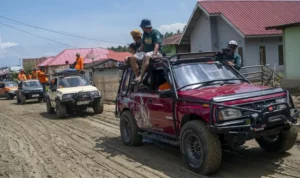Iring-iringan kendaraan VES Sulteng menembus lumpur tebal membawa bantuan untuk kobran banjir bandang Desa Wombo, Donggala, Sabtu (31/5/2025) (Foto: bmz)