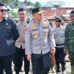 Kapolda Sulawesi Tengah, Irjen Pol Agus Nugroho Bersama Wakil Ketua MPR RI, Abcabdra Muhammad Akbar Supratman pada penyaluran bantuan untuk korban bencana di Desa Wombo, Donggala, Selasa (3/6/2025). (Foto: Humas Polda Sulteng)