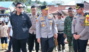 Jejak Kepedulian Kapolda Sulteng dan Wakil Ketua MPR RI di Tanah Wombo Kapolda Sulawesi Tengah, Irjen Pol Agus Nugroho Bersama Wakil Ketua MPR RI, Abcabdra Muhammad Akbar Supratman pada penyaluran bantuan untuk korban bencana di Desa Wombo, Donggala, Selasa (3/6/2025). (Foto: Humas Polda Sulteng)