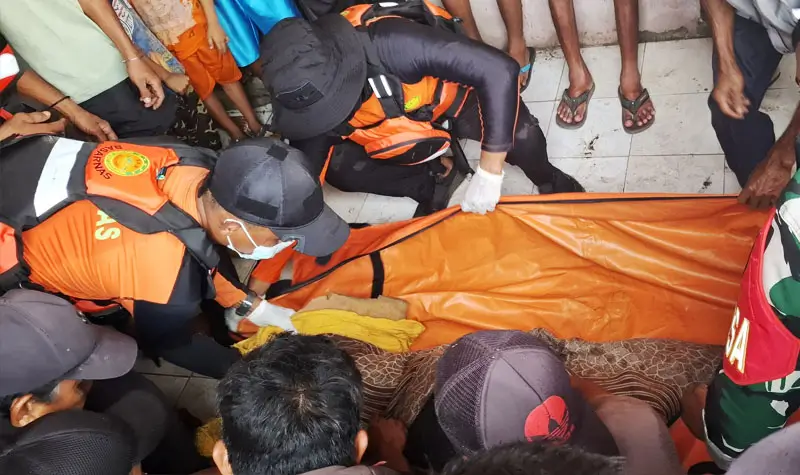 Jenazah Taharudin dibawa ke rumah duka. (Foto: Basanras Palu)