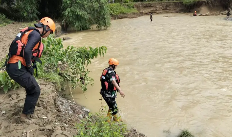 Tim SAR melakukan pencarian di area terseretnya Taharudin (Foto: Basanras Palu)