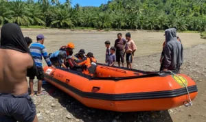 Evakuasi jenazah Taharudin yang ditemukan meninggal dunia setelah terseret arus Sungai Mamara, Donggala, Selasa (8/7/2025). (Foto: Basarnas Palu)