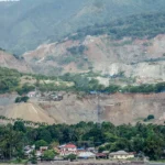 Bentangan perbukitan pesisir yang ditambang untuk material galian C bagi pembangunan Ibu Kota Nusantara (IKN) di pesisir Teluk Palu, Sulawesi Tengah, Kamis (12/6/2025). Data dari Minerba One Map Indonesia (MOMI) Kementerian ESDM, sekitar 30 juta ton batu pecah dipasok dari usaha pertambangan di Sulawesi Tengah untuk pembangunan IKN dan hingga akhir 2024 tercatat 69 izin pertambangan galian C aktif di Kota Palu dan Donggala dengan total luas lahan 1.764,41 hektare. (bmzIMAGES/Basri Marzuki)