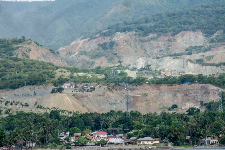 Bentangan perbukitan pesisir yang ditambang untuk material galian C bagi pembangunan Ibu Kota Nusantara (IKN) di pesisir Teluk Palu, Sulawesi Tengah, Kamis (12/6/2025). Data dari Minerba One Map Indonesia (MOMI) Kementerian ESDM, sekitar 30 juta ton batu pecah dipasok dari usaha pertambangan di Sulawesi Tengah untuk pembangunan IKN dan hingga akhir 2024 tercatat 69 izin pertambangan galian C aktif di Kota Palu dan Donggala dengan total luas lahan 1.764,41 hektare. (bmzIMAGES/Basri Marzuki)