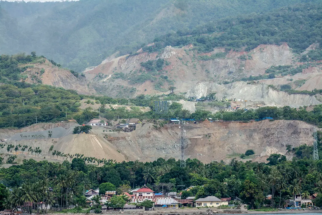 Bentangan perbukitan pesisir yang ditambang untuk material galian C bagi pembangunan Ibu Kota Nusantara (IKN) di pesisir Teluk Palu, Sulawesi Tengah, Kamis (12/6/2025). Data dari Minerba One Map Indonesia (MOMI) Kementerian ESDM, sekitar 30 juta ton batu pecah dipasok dari usaha pertambangan di Sulawesi Tengah untuk pembangunan IKN dan hingga akhir 2024 tercatat 69 izin pertambangan galian C aktif di Kota Palu dan Donggala dengan total luas lahan 1.764,41 hektare. (bmzIMAGES/Basri Marzuki)